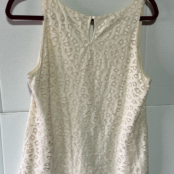 LOFT SLEEVELESS EYELET (M) TOP PRE-OWNED - Picture 2 of 7